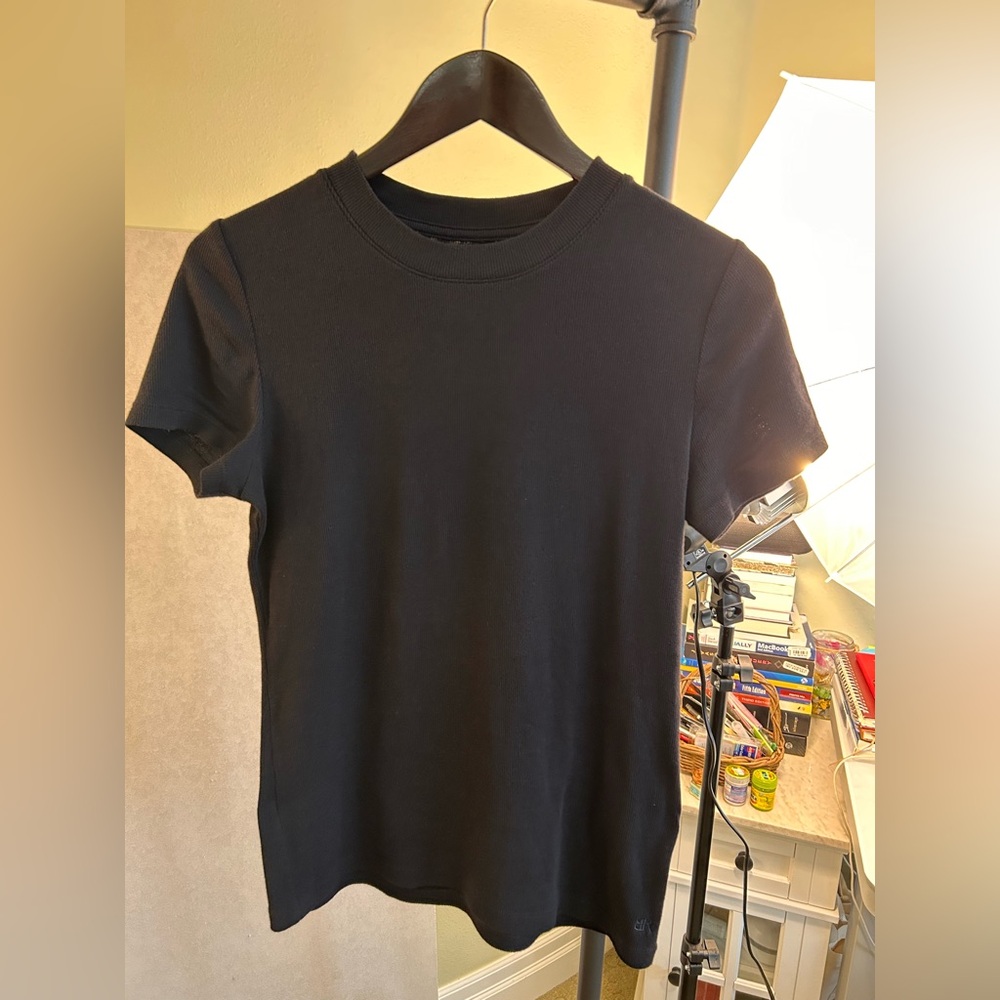 Banana Republic Women’s Black Crewneck Ripped T-Shirt. Size M